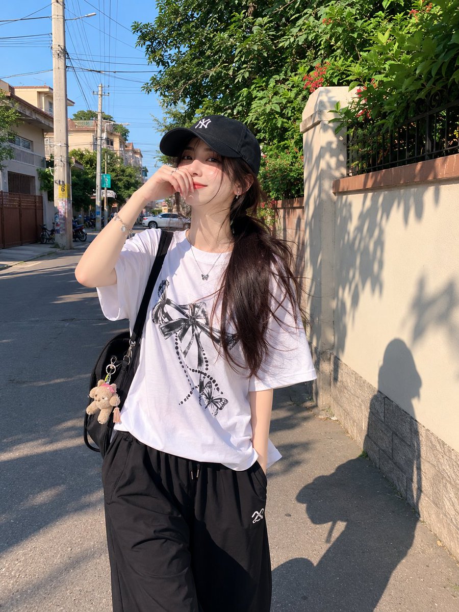 写实风城市街拍：智能手机快照提示词